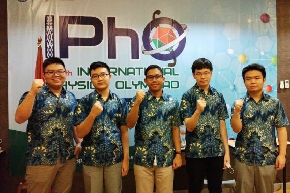 Tim Utusan Kemendikbudristek Berjaya di IPhO 2022, Indonesia Berkibar  - JPNN.COM