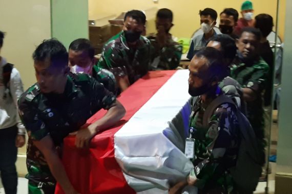 Jenazah Pelda Suparno dan Istri Korban Truk Pertamina Diserahkan kepada Pihak Keluarga - JPNN.COM