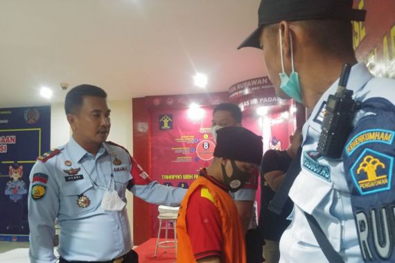 Detik-Detik Richard Melompat ke Belakang Masjid Rutan Padang, Alarm Berbunyi - JPNN.COM