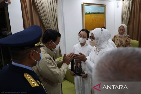 Beginilah Suasana saat Prabowo Menemui Keluarga Kapten Pnb Anumerta Allan - JPNN.COM