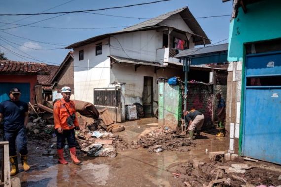 Banjir Bandang Terjang Puluhan Rumah Warga di Madiun - JPNN.COM