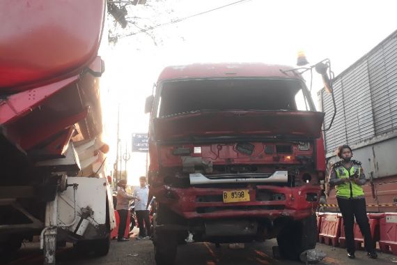 Kasus Kecelakaan di Cibubur, KNKT Sudah Periksa Sopir Truk Tangki Pertamina, Ternyata - JPNN.COM