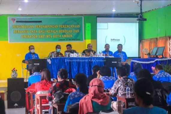 Bodewin Wattimena Tegaskan Upah Honorer di Sekolah akan Dinaikkan - JPNN.COM