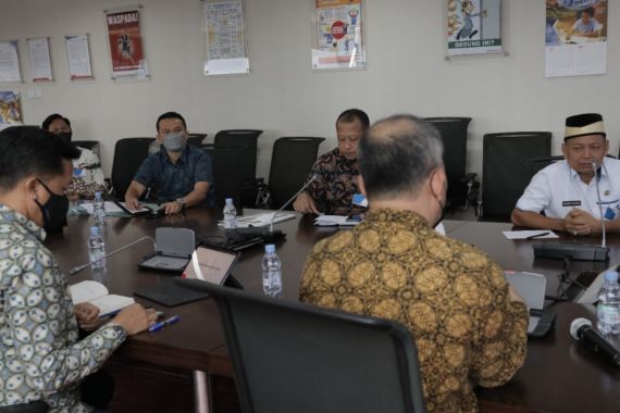 Bupati Lampung Timur Monitor Penanganan dan Pembersihan Ceceran Minyak - JPNN.COM