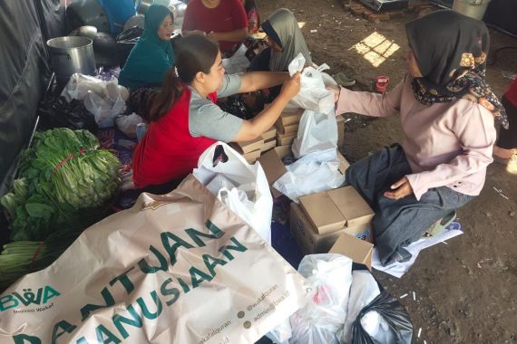 BWA Salurkan Ratusan Paket Makanan Siap Saji untuk Korban Banjir Bandang di Garut - JPNN.COM