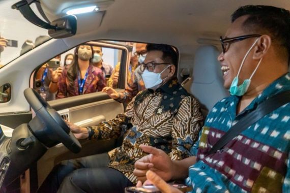 Jajal Mobil Listrik Bareng Moeldoko, Uya Kuya: Hening, Tetapi Kencang - JPNN.COM