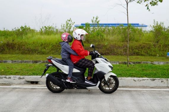 5 Tips Aman Saat Bonceng Anak Kendarai Motor, Baca Nomor 3, Mungkin Anda Belum Tahu - JPNN.COM