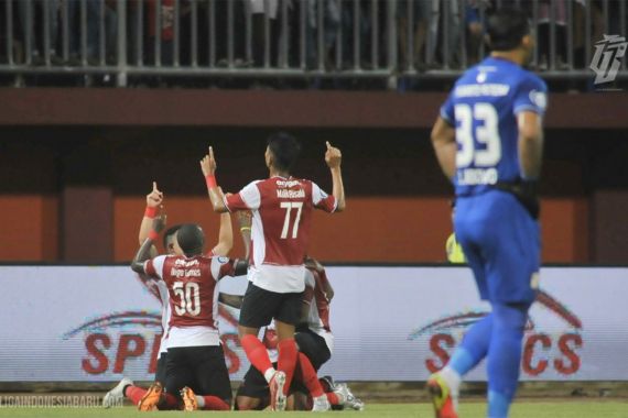 Madura United vs Barito Putera 8-0: Joko Ribowo Kesal, Tendang Tiang Gawang - JPNN.COM