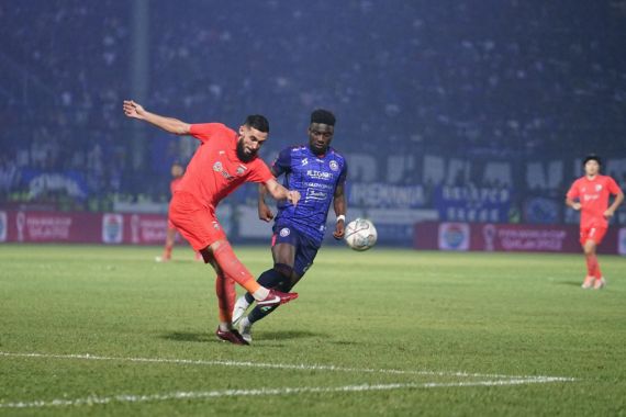 Brace Mantan Bikin Arema FC Tertinggal 2 gol dari Borneo FC di Babak Pertama - JPNN.COM