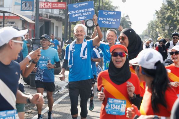 Momen Mesra Ganjar Bersama Istri Saat Ikut Lomba Maraton di Bandung - JPNN.COM