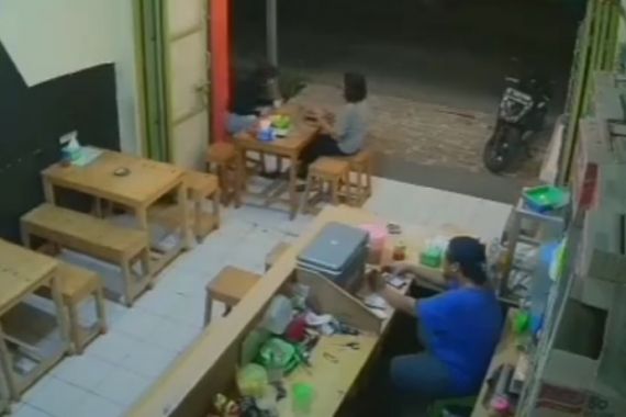 Video Viral 2 Wanita Jadi Korban Kejahatan di Warkop, Sampai Lari-larian - JPNN.COM