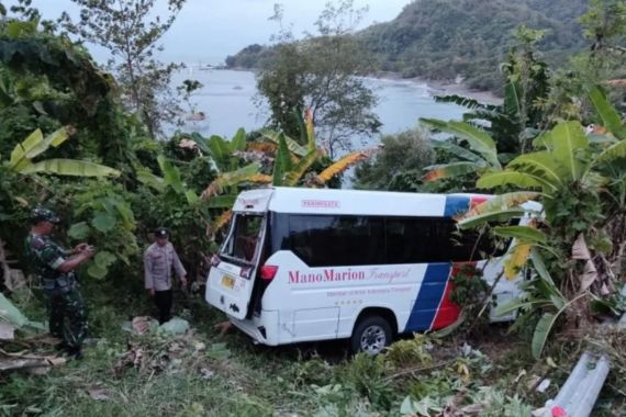 Bus Angkut Belasan Wisatawan dari Geopark Ciletuh Terguling, Satu Orang Meninggal - JPNN.COM
