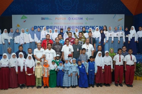 Pupuk Kaltim Salurkan Beasiswa Bagi 48 Anak Kurang Mampu di Bontang - JPNN.COM
