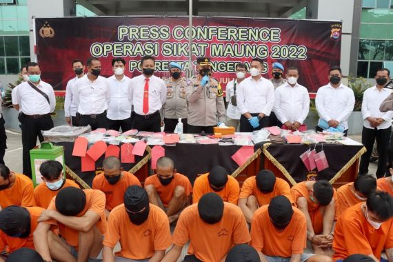 Perintah Tegas Kombes Raden: Kalau Ada yang Melawan, Tembak di Tempat! - JPNN.COM