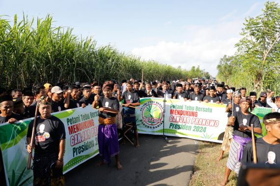 Ribuan Petani Tebu di Dompu Serukan Ganjar Presiden 2024 - JPNN.COM