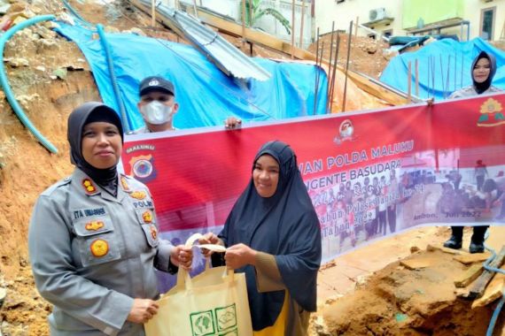 Polwan Polda Maluku Santuni Korban Banjir dan Longsor di Ambon - JPNN.COM