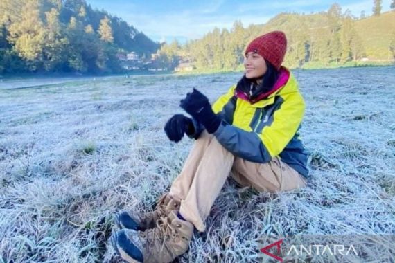 Fenomena Langka di Kaki Gunung Semeru, Wow, Frozen - JPNN.COM