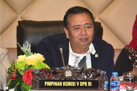 Lasarus Ungkap Puluhan Desa di Perbatasan Indonesia-Malaysia Belum Teraliri Listrik - JPNN.COM