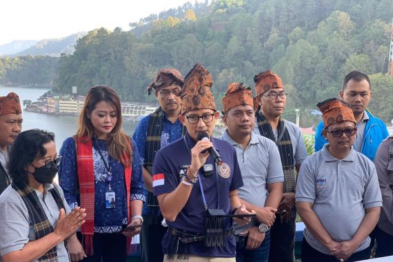 Kembangkan Desa Tigarihit, Menteri Sandiaga Uno Bawa Sejumlah Mitra - JPNN.COM