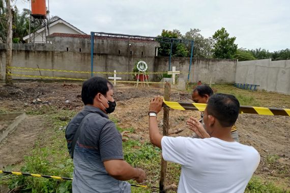 Makam Brigadir J Dijaga Ormas dan Polisi Jelang Autopsi Ulang Hari Ini - JPNN.COM