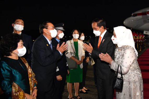 Malam-malam, Jokowi Tiba di Korsel, Kim Hyun-soo Ikut Menyambut - JPNN.COM