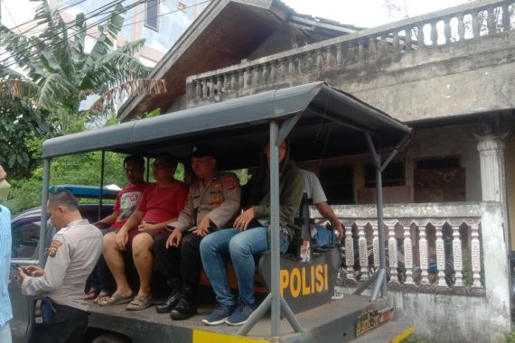 Diduga Stres, Pemuda di Palembang Bakar Isi Rumah - JPNN.COM