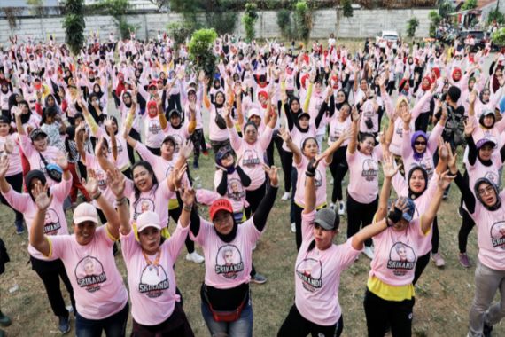 Seru! Ribuan Perempuan Barkaus Pink Senam Sehat Bersama Srikandi Ganjar - JPNN.COM