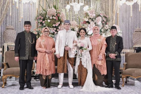 Selain Kirim Karangan Bunga, Presiden Jokowi Juga Hadiri Pernikahan Anak Anies Baswedan - JPNN.COM