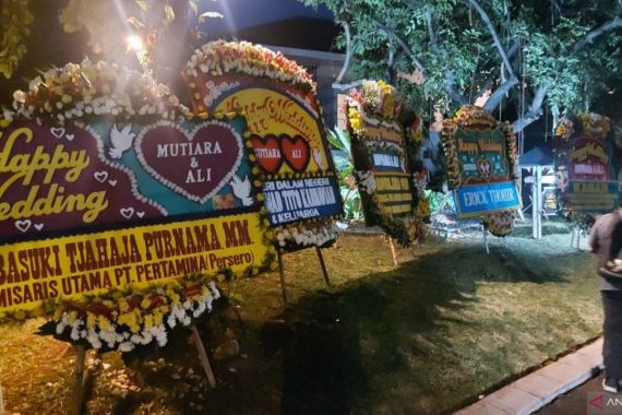 Karangan Bunga Memenuhi Resepsi Pernikahan Putri Anies Bawsedan, Ada dari Ahok dan Jokowi - JPNN.COM