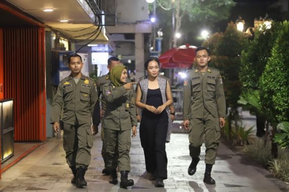 Fashion Week di Jalan Tunjungan Surabaya, Pak Fikser: Jika Dia Laki-laki… - JPNN.COM