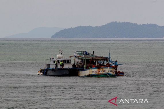 2 Kapal Asing Berbendera Vietnam Ditenggelamkan Kejari Batam di Pulau Galang - JPNN.COM