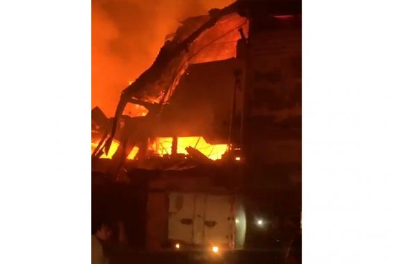 Kebakaran Besar Pabrik Garmen di Jakbar, Lihat Tuh Fotonya - JPNN.COM