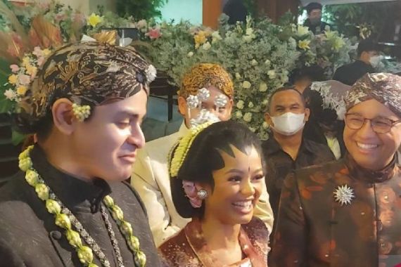 Di Pernikahan Putrinya, Anies Pakai Busana Rancangan Putra Prabowo, Berapa Harganya? - JPNN.COM