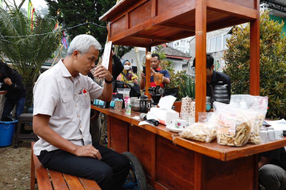 Ganjar Minum Kopi Bareng Masyarakat di Lereng Merapi, Bahas Potensi Wisata - JPNN.COM