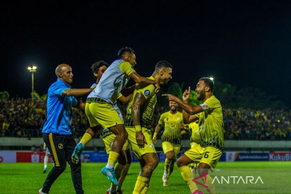 Borneo FC Dihajar Barito Putera 1-3, Sang Kiper Mengalami Benturan Mengerikan - JPNN.COM