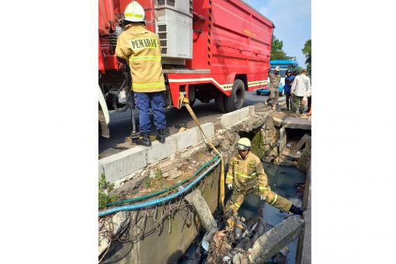 Pemotor Tercebur ke Saluran Air, Damkar Turun Tangan - JPNN.COM