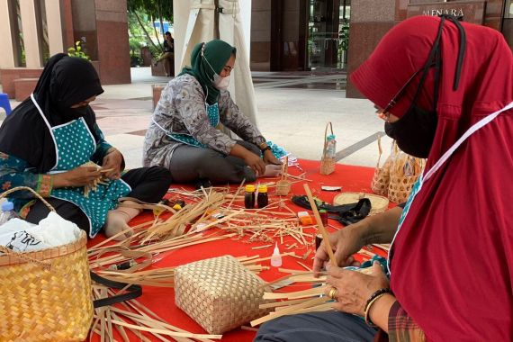 UMKM Kreasi Bambu Tegal Maja, Pemberdayaan Perempuan Korban PHK - JPNN.COM