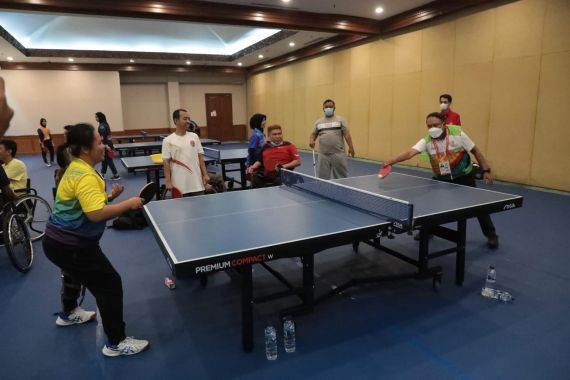 Momen Menpora Amali Bersama Atlet Para Tenis Meja ASEAN Para Games Solo 2022 - JPNN.COM