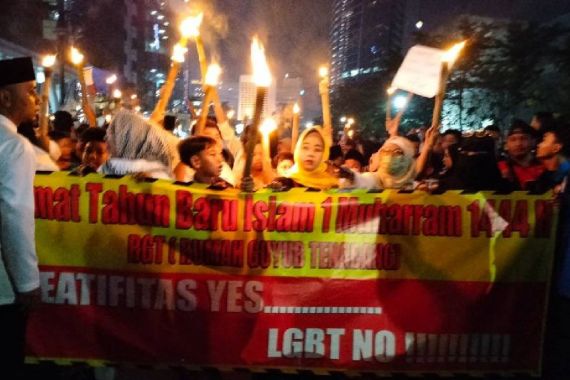 Warga Bersuara Lantang Tolak LGBT di Citayam Fashion Week saat Pawai Obor, Lihat - JPNN.COM