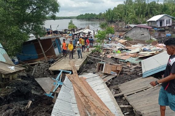 Detik-Detik 16 Rumah di Enok Terbawa Tanah Longsor, Warga Berteriak Histeris - JPNN.COM