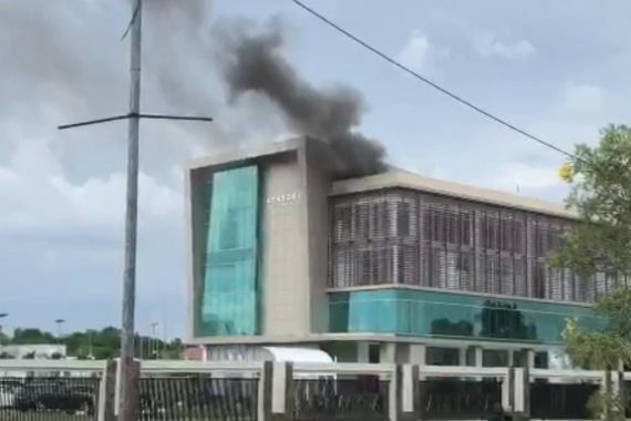 Gudang Rektorat Poltekpar Palembang Terbakar, 8 Unit Branwir Dikerahkan - JPNN.COM