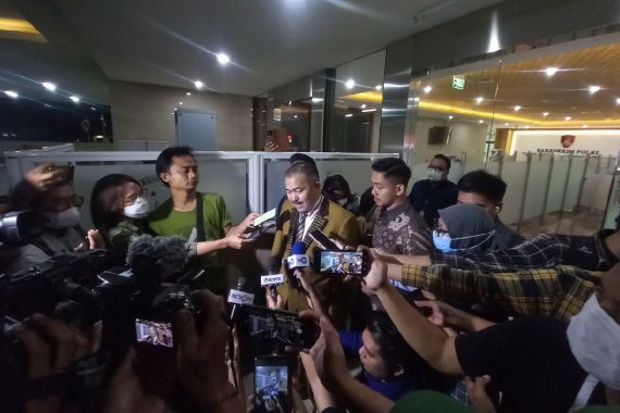 Kamaruddin Cs Papasan dengan Tim Hukum Istri Ferdy Sambo, Lalu Saling Salam - JPNN.COM