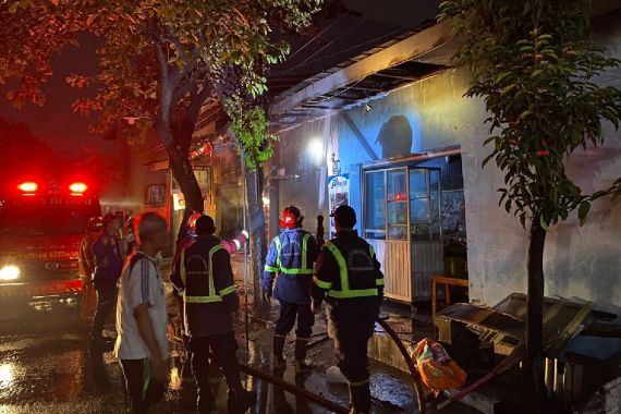 Kebakaran Melanda Rumah di Bekasi, Sebegini Kerugiannya - JPNN.COM