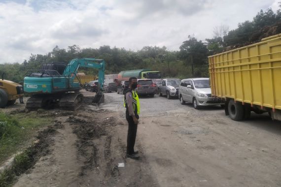 Sempat Lumpuh Total, Begini Kondisi Jalan Rusak di Lintas Pekanbaru-Kuansing - JPNN.COM