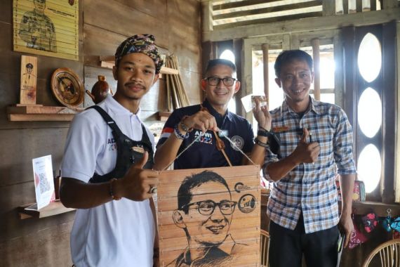 Beri Mesin Laser Ukir Perajin di Belitar Seberang, Sandiaga Uno: Agar Menghasilkan Karya Banyak - JPNN.COM