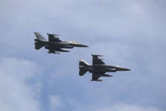 7 Pesawat Tempur F-16 TNI AU Latihan Formasi Angka 17 di Langit Pekanbaru - JPNN.COM