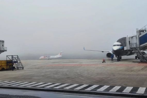 Cuaca Buruk, Penerbangan di Bandara SSK II Pekanbaru Sempat Terganggu - JPNN.COM