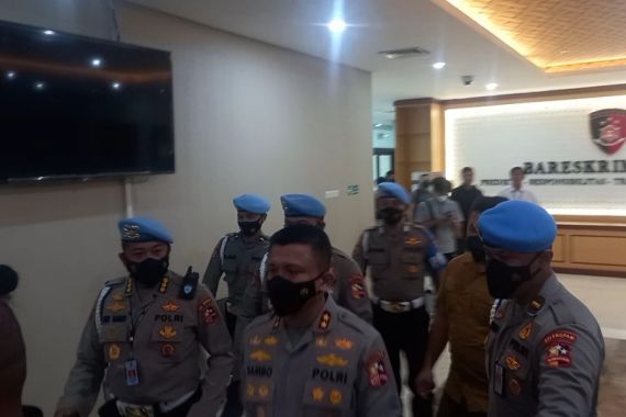 Irjen Ferdy Sambo Dikawal Ketat 5 Polisi Baret Biru Ketika Keluar dari Bareskrim - JPNN.COM