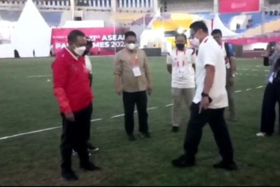 Rumput Manahan Ada yang Menguning, Menpora Amali: Jangan Khawatir - JPNN.COM