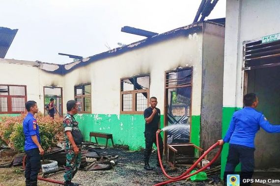 Gedung SMP Muhammadiyah Ujung Batu Rohul Terbakar, Kerugian Ditaksir Miliaran Rupiah - JPNN.COM
